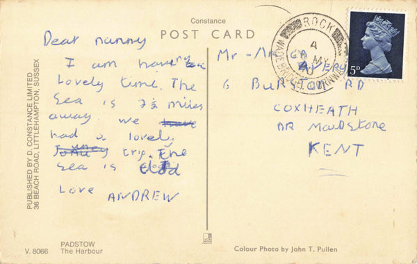 PADSTOW, THE HARBOUR - COUPLE READING NEWSPAPERS - POSTCARD (ref 7341/24)