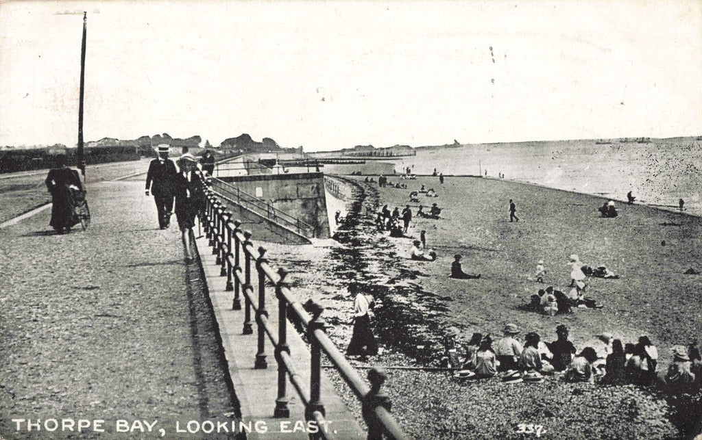 Old postcard of Thorpe Bay looking East, in Essex, in 1918