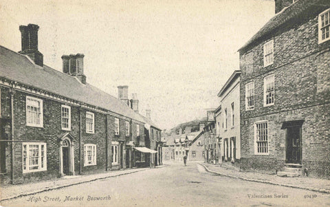 MARKET BOSWORTH, HIGH STREET, OLD LEICESTERSHIRE POSTCARD (ref 5931/W9)