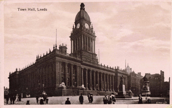 TOWN HALL, LEEDS - SENT TO SOLDIER PRE 1918 POSTCARD (ref 4916/1/24)