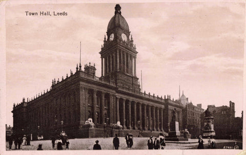 TOWN HALL, LEEDS - SENT TO SOLDIER PRE 1918 POSTCARD (ref 4916/1/24)