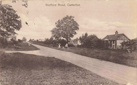 BURFORD ROAD, CARTERTON - OLD OXFORDSHIRE POSTCARD (ref 7175/23/F)