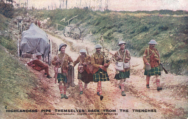HIGHLANDERS PIPE THEMSELVES BACK FROM TRENCHES - WW1 POSTCARD