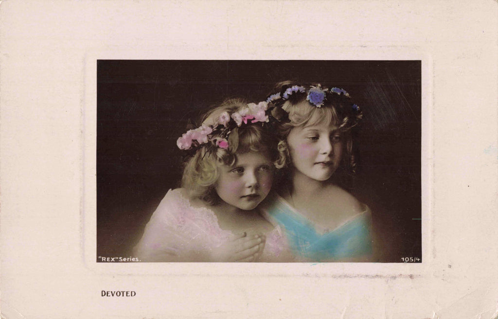 DEVOTED - TWO CHILDREN, OLD REAL PHOTO COLOUR POSTCARD (