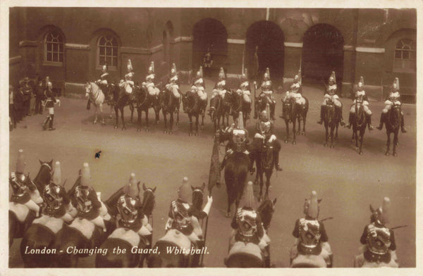LONDON, CHANGING THE GUARD, REAL PHOTO POSTCARD (ref 4946/1/24)