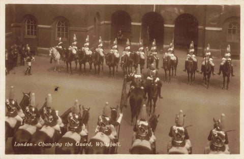 LONDON, CHANGING THE GUARD, REAL PHOTO POSTCARD (ref 4946/1/24)