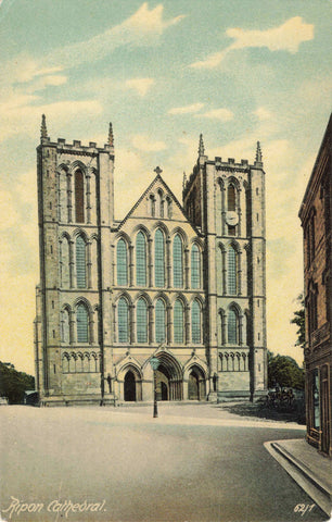 RIPON CATHEDRAL, OLD  YORKSHIRE  POSTCARD (ref 4670/22)
