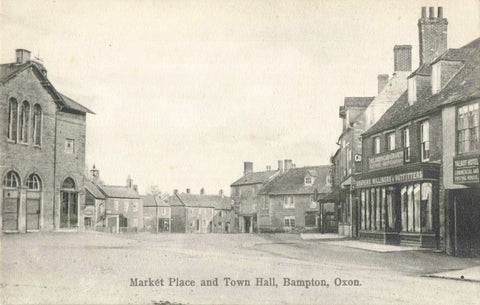 BAMPTON, MARKET PLACE AND TOWN HALL, OLD OXFORDSHIRE POSTCARD (ref 7308/23/F)