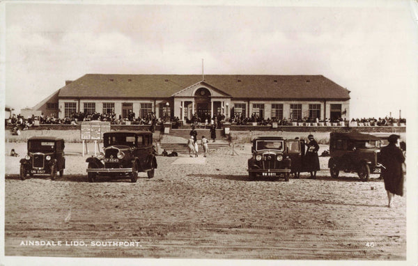 AINSDALE LIDO, SOUTHPORT - OLD CARS LANCASHIRE REAL PHOTO POSTCARD (ref 6486/25)