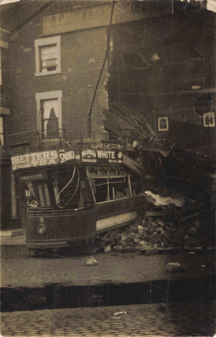 TRAM SMASH, DEWSBURY, 1915 REAL PHOTO UNTITLED YORKSHIRE  POSTCARD (6387/24/X)