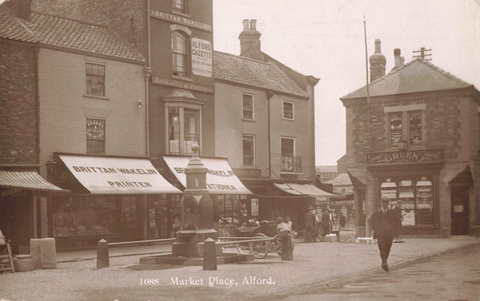 ALFORD, MARKET PLACE -  OLD REAL PHOTO LINCOLNSHIRE POSTCARD  (ref 6418/W7/25)