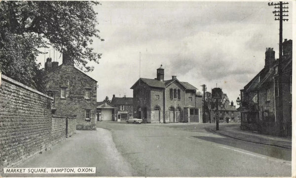 TWO OLD POSTCARDS OF BAMPTON MARKET SQUARE, OXFORDSHIRE (ref 7136/23)