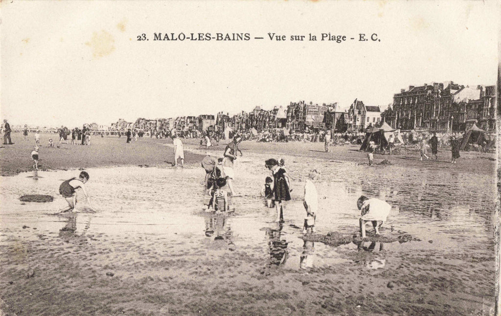 Old postcard of Malo-les-Bains, vue sur la plage - on the beach