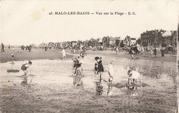Old postcard of Malo-les-Bains, vue sur la plage - on the beach