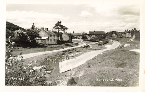 HUTTON-LE-HOLE, REAL PHOTO POSTCARD - YORKSHIRE (ref 5917/21/W2)