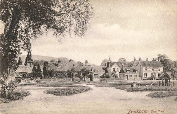 BROCKHAM, THE GREEN - OLD SURREY POSTCARD (ref 6306/21/W2)