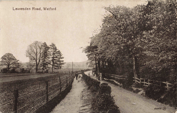 LEAVESDEN ROAD, WATFORD - OLD POSTCARD (ref 3539/W1/22)