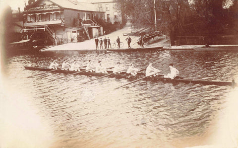 ROWING TEAM AT CAMBRIDGE, OLD REAL PHOTO POSTCARD (ref 2675/22/W4)