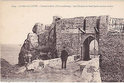 LE FORT LA LATTE - PREMIERE PORTE - LES CHAINES DU PONT-LEVIS EXISTENT ENCORE
