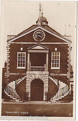 POOLE TOWN HALL - OLD REAL PHOTO POSTCARD (ref 6468)