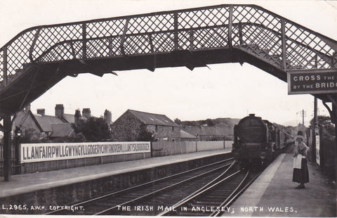 IRISH MAIL IN ANGLESEY - LLANFAIR - 1937 REAL PHOTO POSTCARD (ref 2377/20/G7)