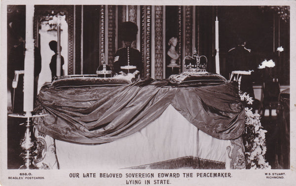 KING EDWARD THE PEACEMAKER LYING IN STATE - REAL PHOTO POSTCARD (Ref 4032/18)