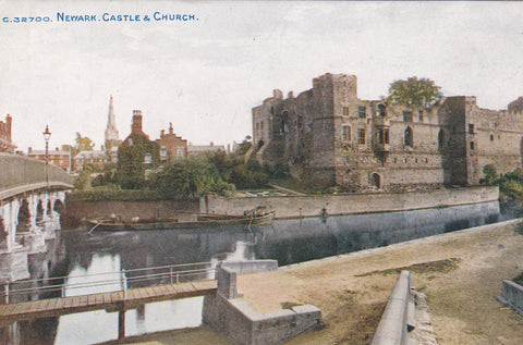 NEWARK CASTLE & CHURCH - PRE 1918 POSTCARD (ref 4642/17)