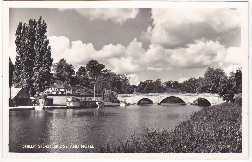 Real photo postcard of Shillingford Bridge and Hotel, Oxfordshire