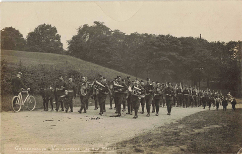 GAINSBOROUGH VOLUNTEERS ON THE MARCH OLD MILITARY RP POSTCARD (ref 2596/22/W3)